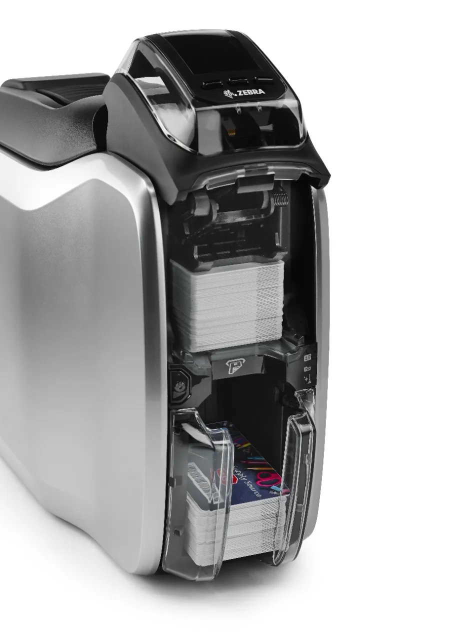 Zebra ZC100 installée pour produire des cartes et badges personnalisés