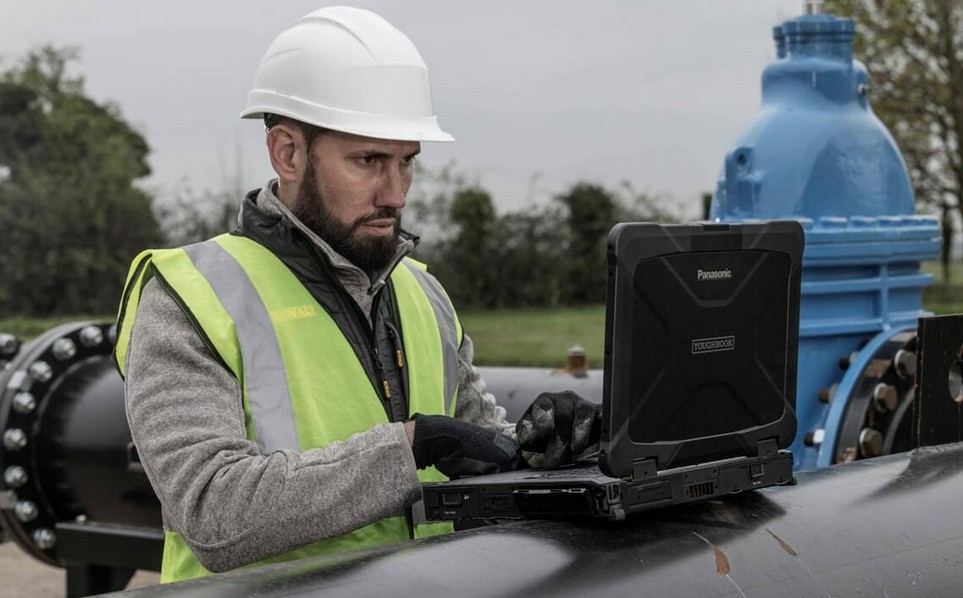 Panasonic Toughbook 40 avec clavier rétroéclairé pour travail de nuit.