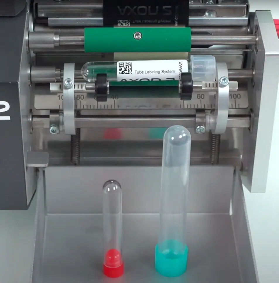 machine de dépose d étiquette sur tube flacon AXON 2 de CAB