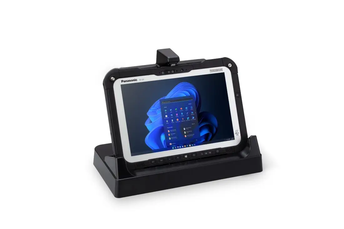 Tablette durcie Panasonic utilisée en extérieur sous la pluie.