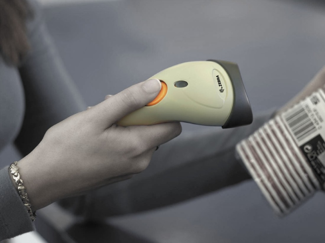 Scanner filaire LS1203 lisant un code EAN.