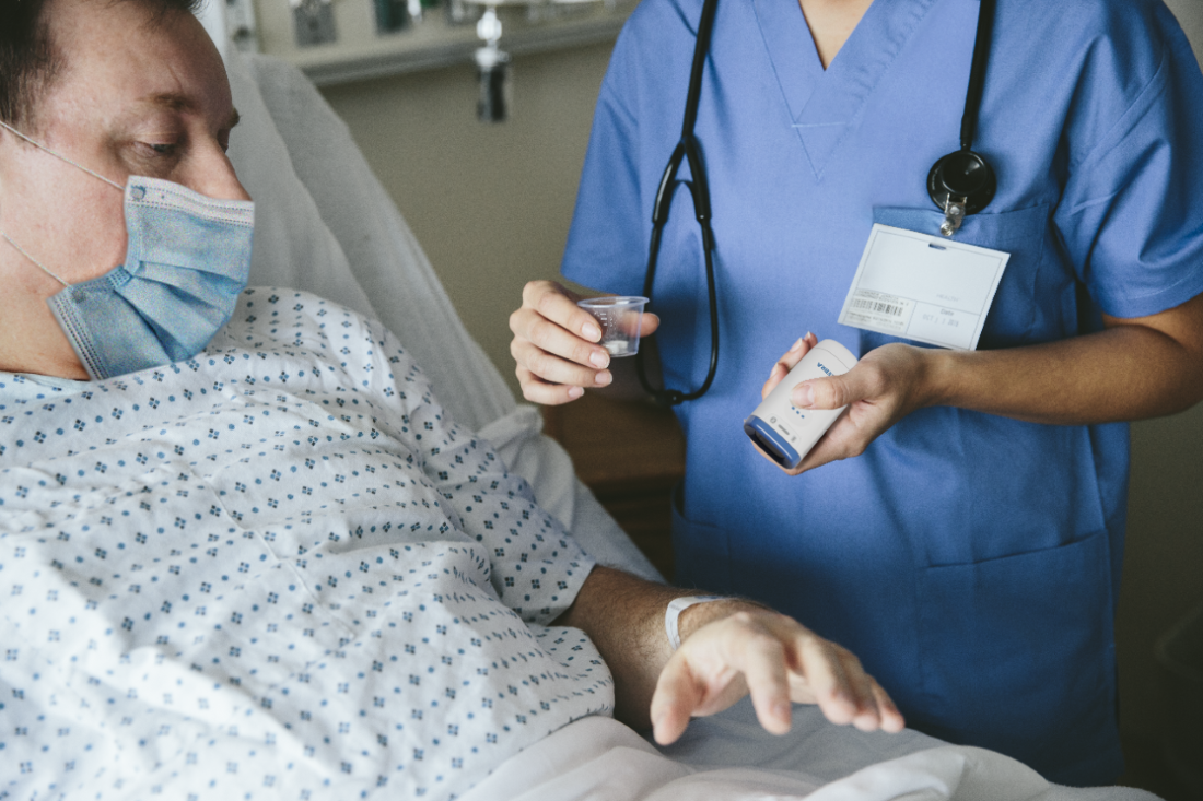 Scanner sans‑fil Zebra CS6080 sur base Qi.