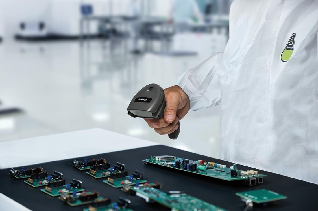 Scanner Zebra DS4678 en inventaire entrepôt.