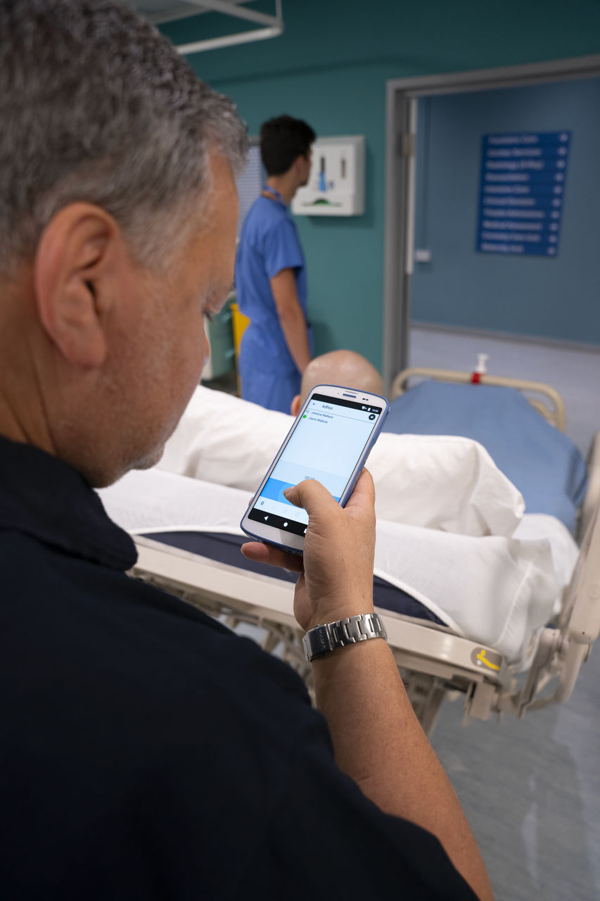 portable code barres santé hopitaux hopital pharmacie zebra HC25 cellulaire 4G 5G