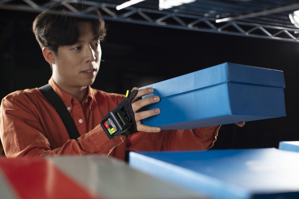 Lecture intensive de codes-barres en entrepôt avec le faisceau laser du Zebra WS501.